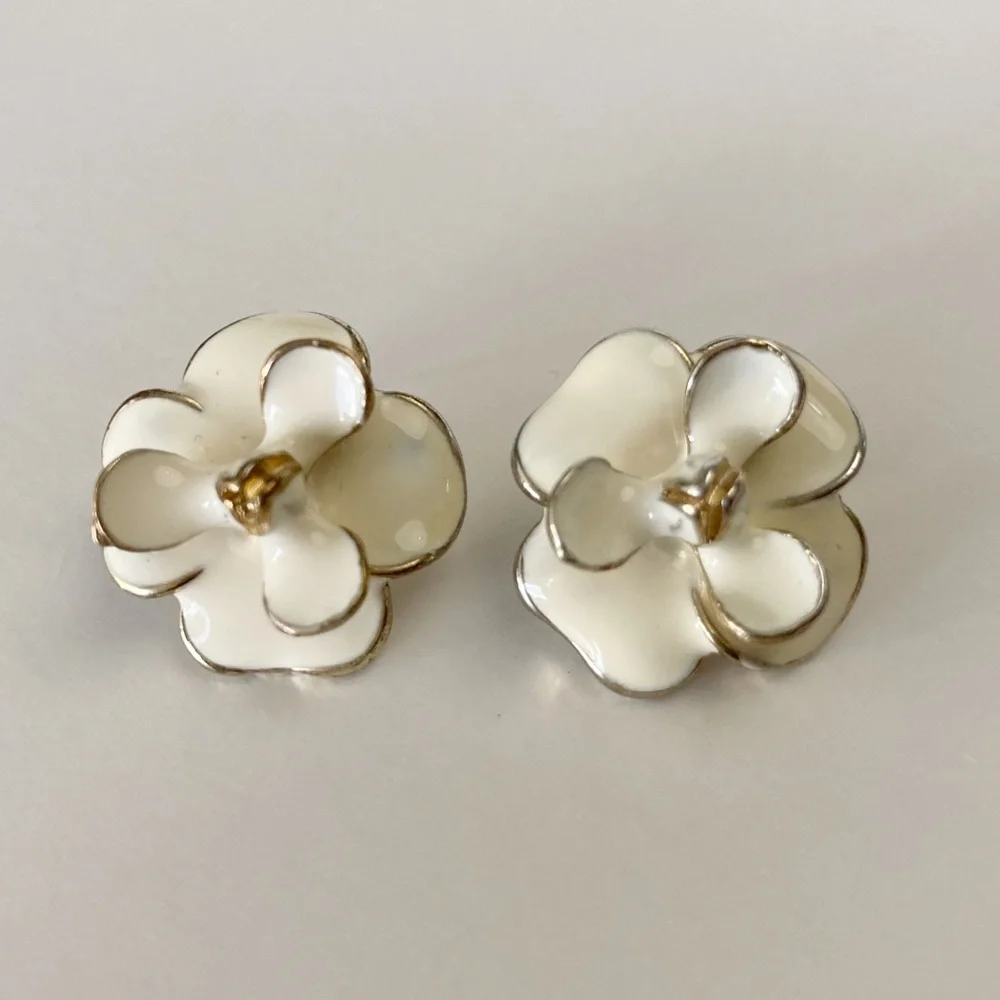 Cream Flower Enamel Earrings - Picture 3 of 7